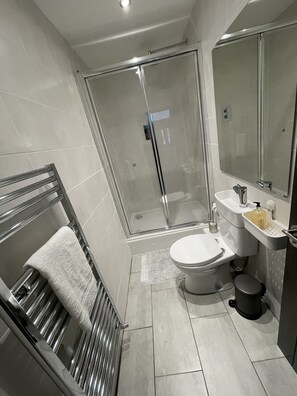 Shower, towels - Luxury home in Anfield (Anfield)