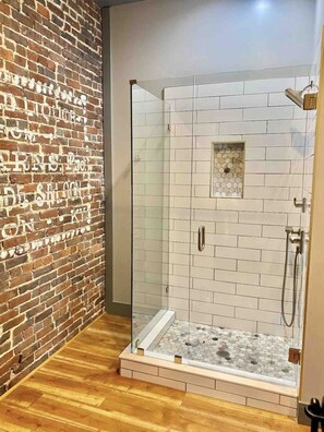 Shower, hair dryer, towels, soap - Perfect for Bourbon Trail adventures!  (Lebanon)