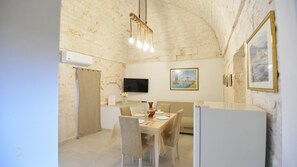 Family House | Living area | 40-inch Smart TV with cable channels, TV - Casa Flò - Arcuève (Ostuni)