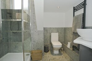 Loft | Bathroom | Free toiletries, towels - Preston Loft by Sorted Stay (Westcliff-on-Sea)