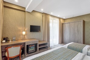Hypo-allergenic bedding, desk, laptop workspace, soundproofing - Vinum Hotel (Tbilisi)