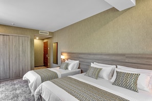 Hypo-allergenic bedding, desk, laptop workspace, soundproofing - Vinum Hotel (Tbilisi)