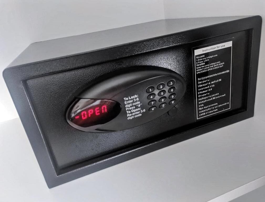 Digitaalinen näppäimistö, jossa on punainen ”AVOIN”-merkki, lukituksen/avaamisen ilmaisin ja pieni ohjeistustaulu.