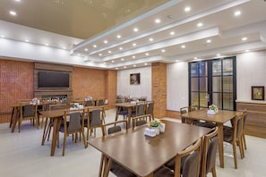 Breakfast (USD 10 per person)