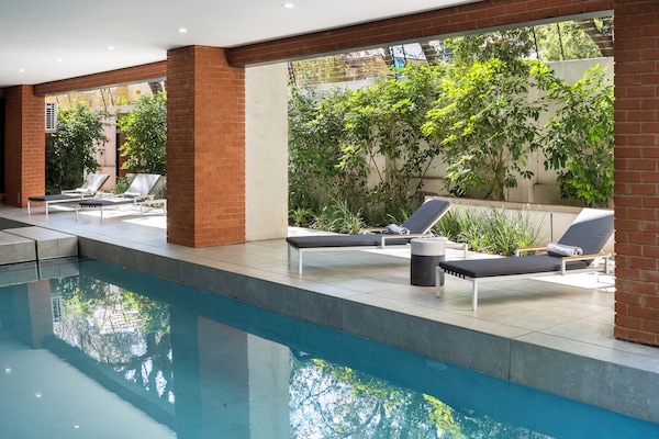 Una piscina al aire libre, tumbonas