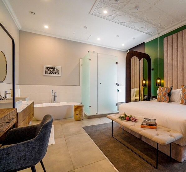 Deluxe-studiolejlighed | Badeværelse | Separat badekar og bruser, dybe badekar, brusehoved med hydromassage