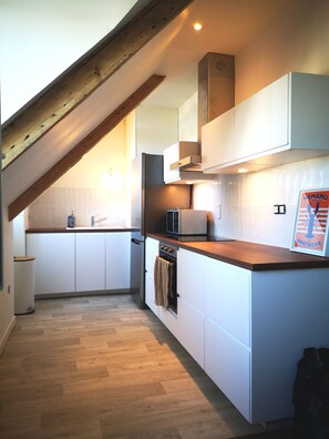 Réfrigérateur, micro-ondes, four, plaque de cuisson