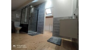 Bathroom - Gite de la vallée, with indoor swimming pool (Neaufles-Auvergny)