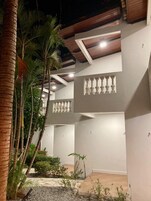 Fachada de la propiedad por la tarde o noche