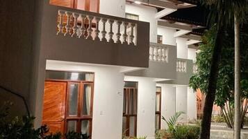 Bagian depan properti - sore/malam