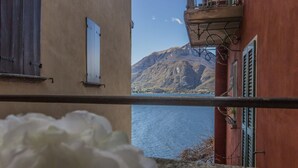 A balcony with a view of a mountain and a body of water. - Casa Ferrari in Varenna (Varenna)