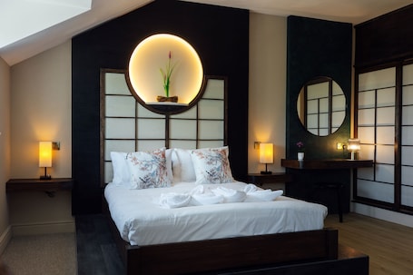 Ropa de cama hipoalergénica, muebles diferentes y escritorio