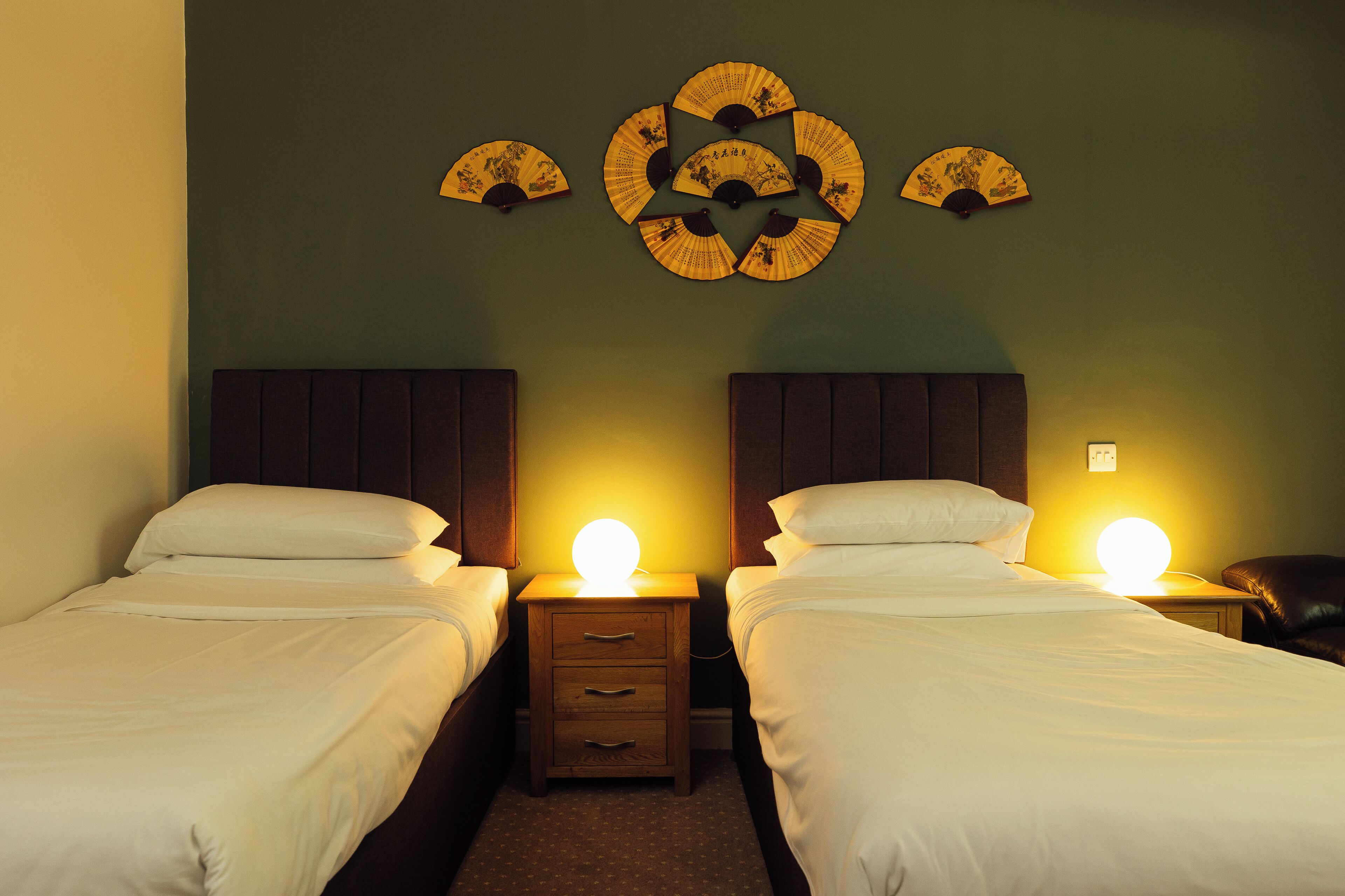 Roba de llit hipoal·lergògena, mobiliari individual i escriptori 