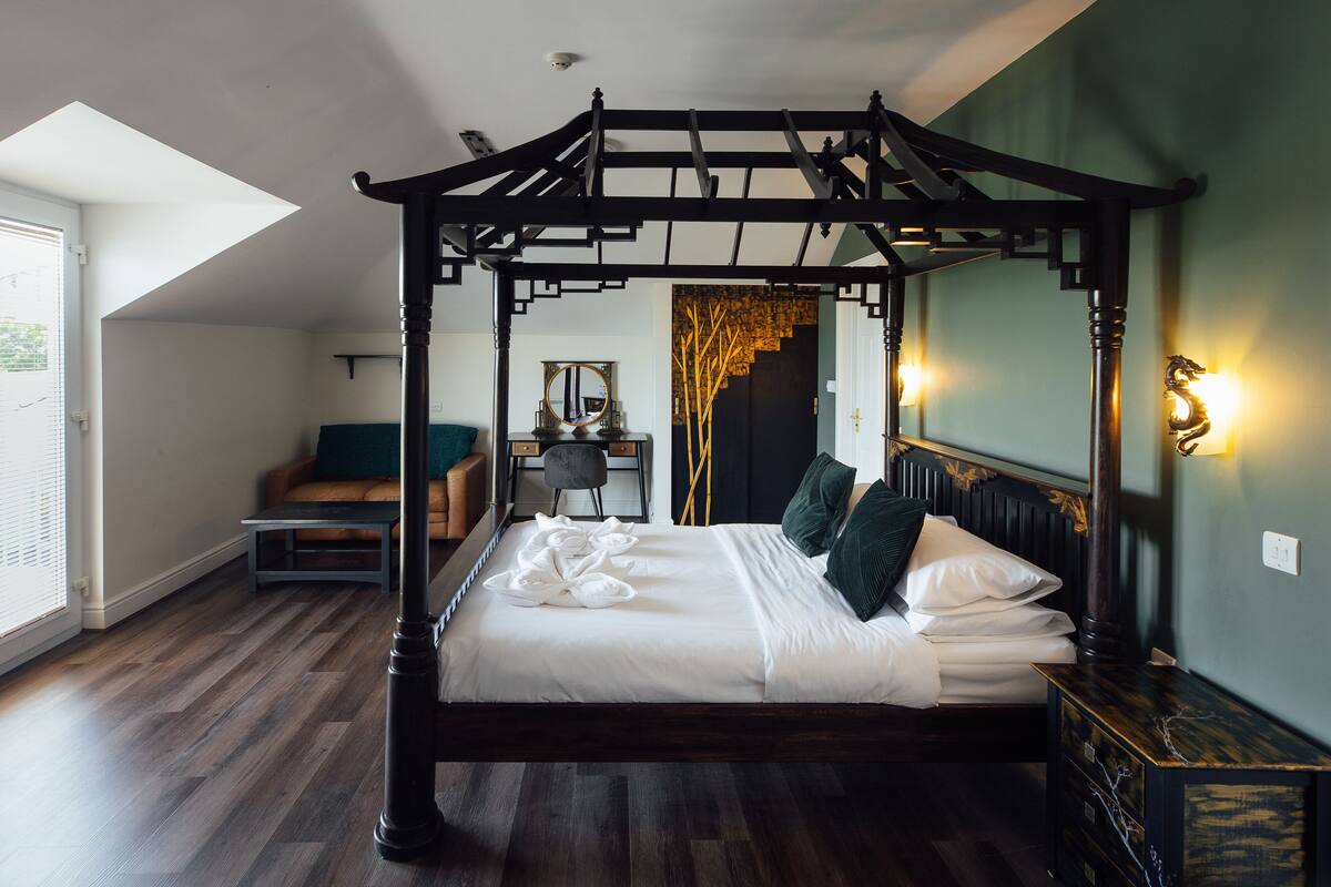 Luxury China Room | 低過敏寢具、書桌、隔音、熨斗/熨衣板