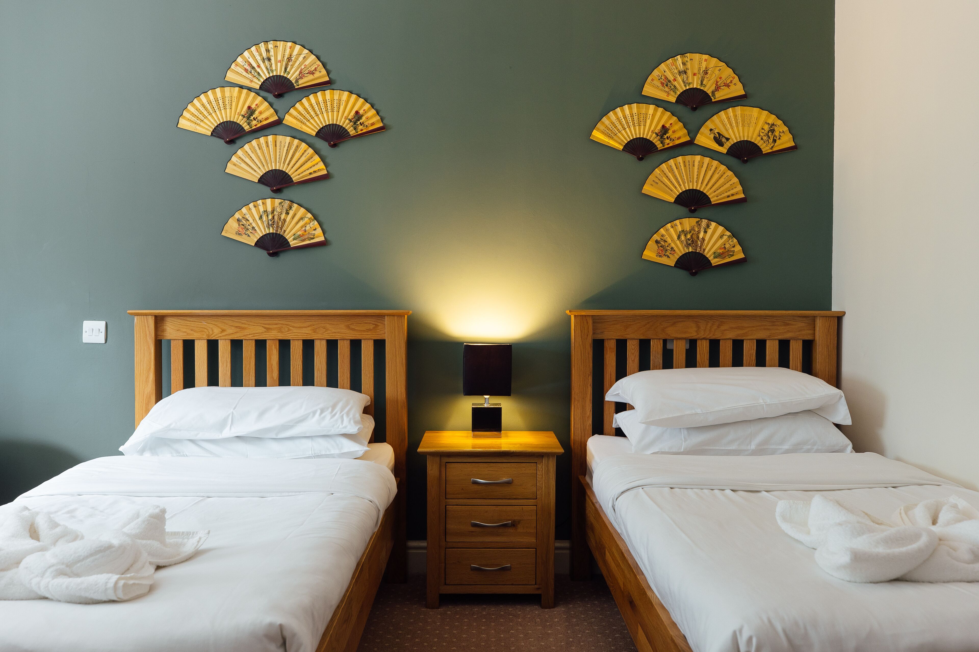 Roba de llit hipoal·lergògena, mobiliari individual i escriptori 