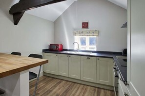 Fridge, microwave, oven, stovetop - Host & Stay | Cote (Consett)