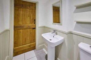 Shower, towels, shampoo, toilet paper - Host & Stay | Cote (Consett)