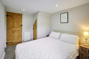 2 habitaciones, escritorio y tabla de planchar con plancha 