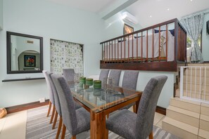 Standard-Villa | Essbereich im Zimmer