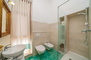 淋浴设施、吹风机、坐浴桶、毛巾