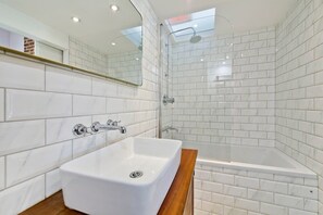 Badekar, hårføner, håndklær og såpe