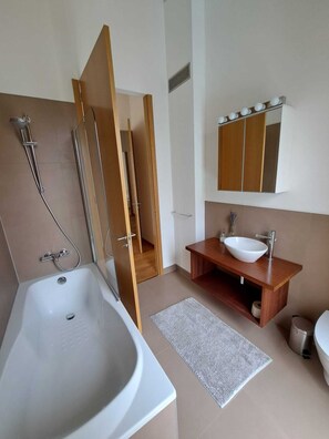 Dusche, Haartrockner, Handtücher, Seife