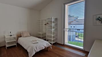 4 bedrooms, desk, iron/ironing board, free WiFi