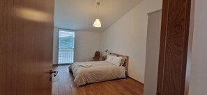 4 bedrooms, desk, iron/ironing board, free WiFi