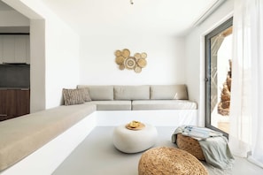 Elegant Suite with Private Outdoor Pool and Sea View | Vardagsrum | Smart-tv