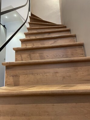 Stunning staircase with a modern design, featuring wide steps and a sleek handrail.