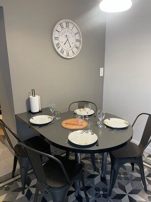 Dining - Small village house 30 minutes from Puy Dy Fou (Mouilleron-Saint-Germain)