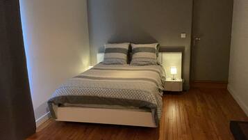 1 habitación, escritorio, tabla de planchar con plancha y cuna de viaje