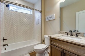 Hair dryer, towels, soap, toilet paper - Beautiful, quiet one bedroom apartment in East Nashville!! (Nashville)