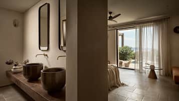 Superior Suite with Private Pool and Sea View | Fürdőszoba | Ingyenes piperecikkek, hajszárító, fürdőköpenyek és papucsok