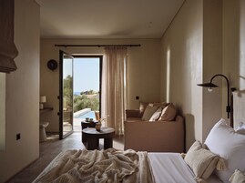 Caja de seguridad en la habitación, muebles diferentes y escritorio 