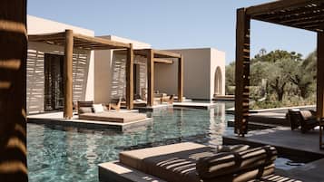Deluxe Suite with Shared Pool and Walk-in Tub | Terrace/patio