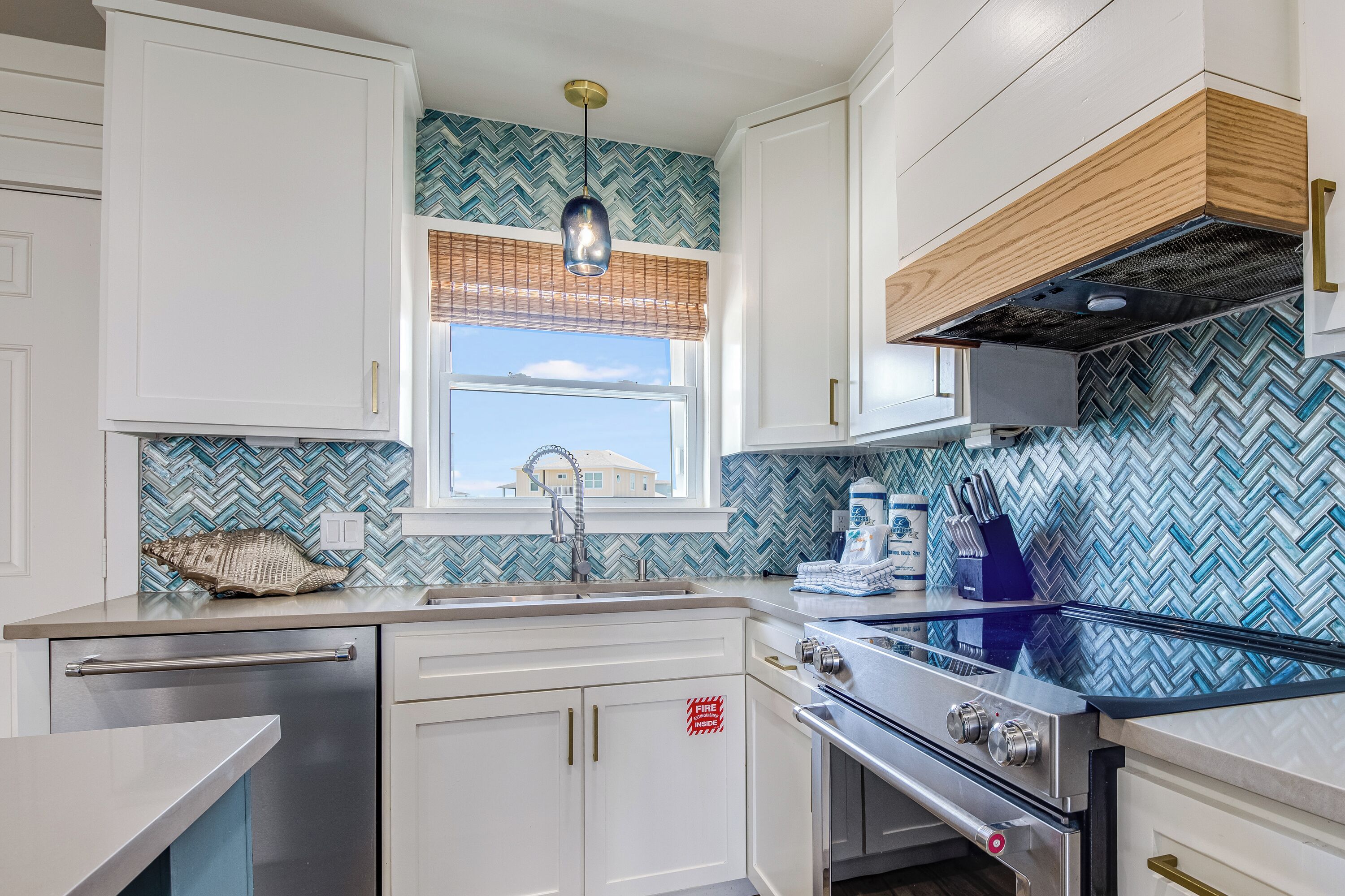 Old Town Port Aransas, Sleeps 7, Marina & Channel views!