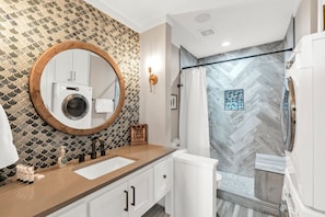 Dusche, Haartrockner, Handtücher