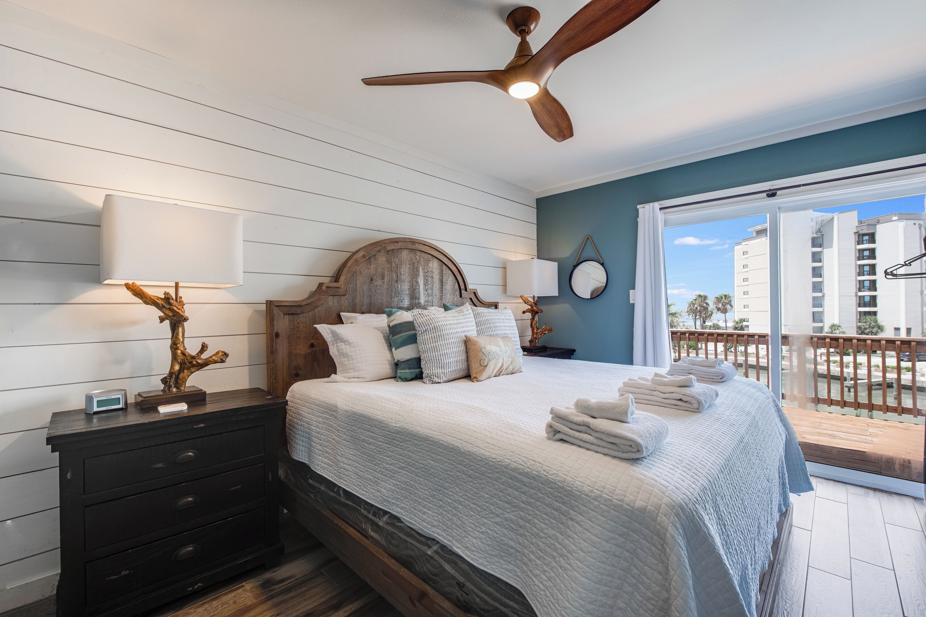 Old Town Port Aransas, Sleeps 7, Marina & Channel views!