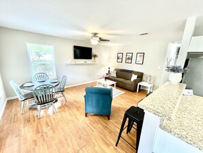 Smart TV - The Sea Willow : A Charming Gulf Coast Cottage (Gulfport)