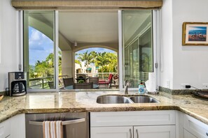 Condo, 2 habitaciones | Cocina privada | Refrigerador, cafetera y tetera y tostadora 
