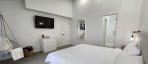 4 habitaciones y tabla de planchar con plancha 