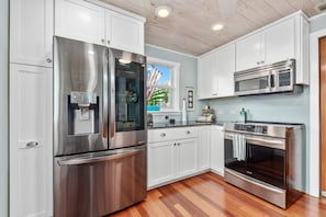 Fridge, microwave, oven, stovetop - Historic 1935 home directly on the River! 167' New Dock, Walk to Downtown, Pool (Stuart)