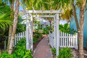 المنطقة المحيطة بالمنشأة