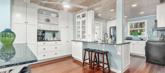 Historic 1935 home directly on the River! 167' New Dock, Walk to Downtown, Pool