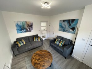 Hus, 4 soverom | Oppholdsområde | En 42-tommers smart-TV med Parabol-TV samt TV og Netflix