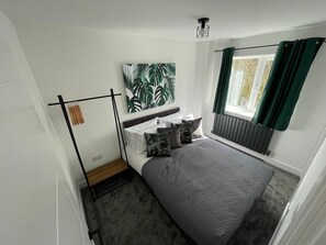 House, 4 Bedrooms | 4 bedrooms, desk, soundproofing, bed sheets - Brand New High Spec House with parking (Newcastle-Under-Lyme)