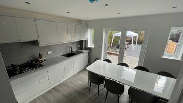 Rumah, 4 kamar tidur | Dapur kecil pribadi | Lemari es, microwave, oven, dan ketel listrik