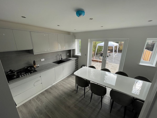 House, 4 Bedrooms | Private kitchenette
