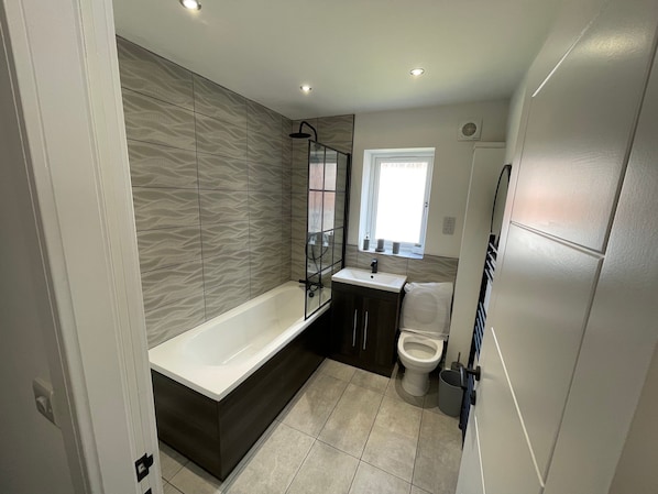 House, 4 Bedrooms | Bathroom | Rainfall showerhead, free toiletries, towels - Brand New High Spec House with parking (Newcastle-Under-Lyme)